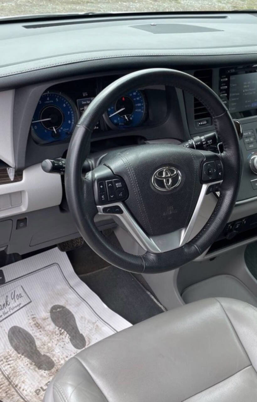 Used 2018 Toyota Sienna XLE FWD image 14