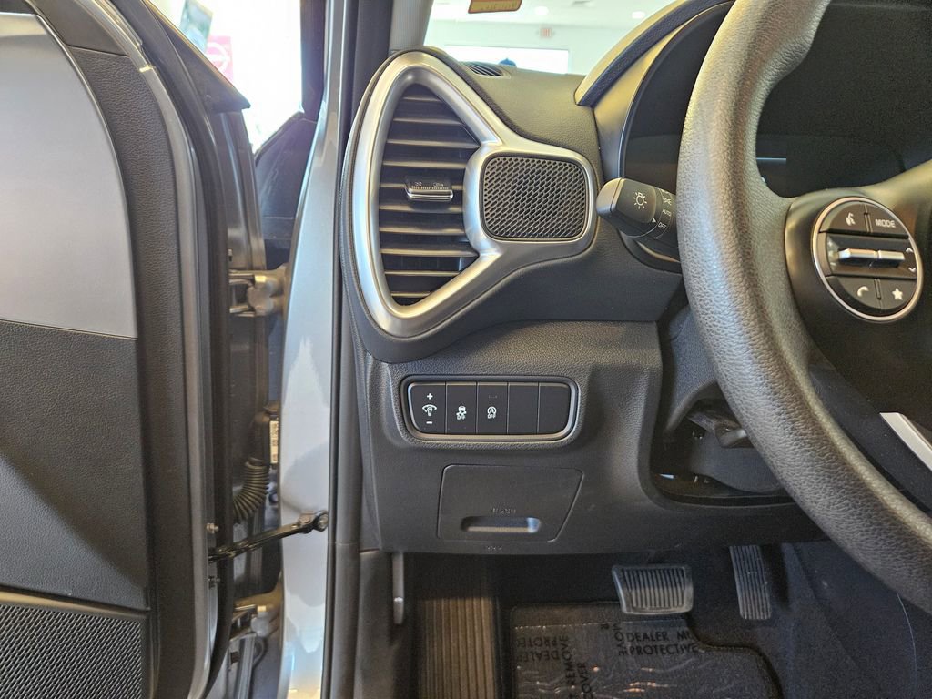 Used 2025 Kia Soul LX w/ LX Technology Package image 16