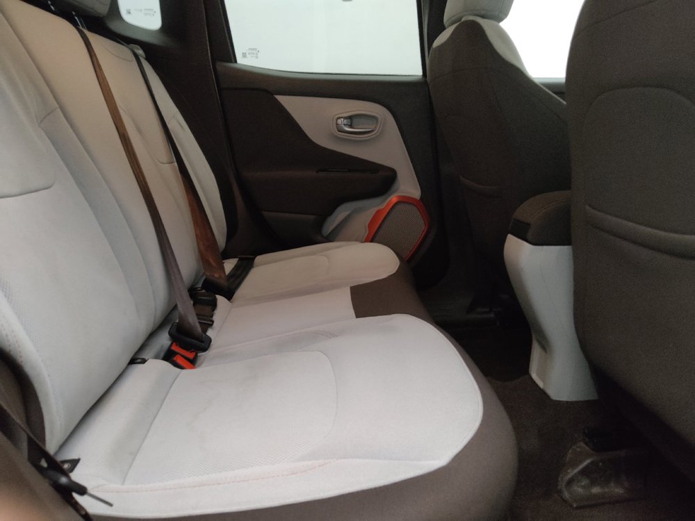 Used 2017 Jeep Renegade Latitude FWD image 19