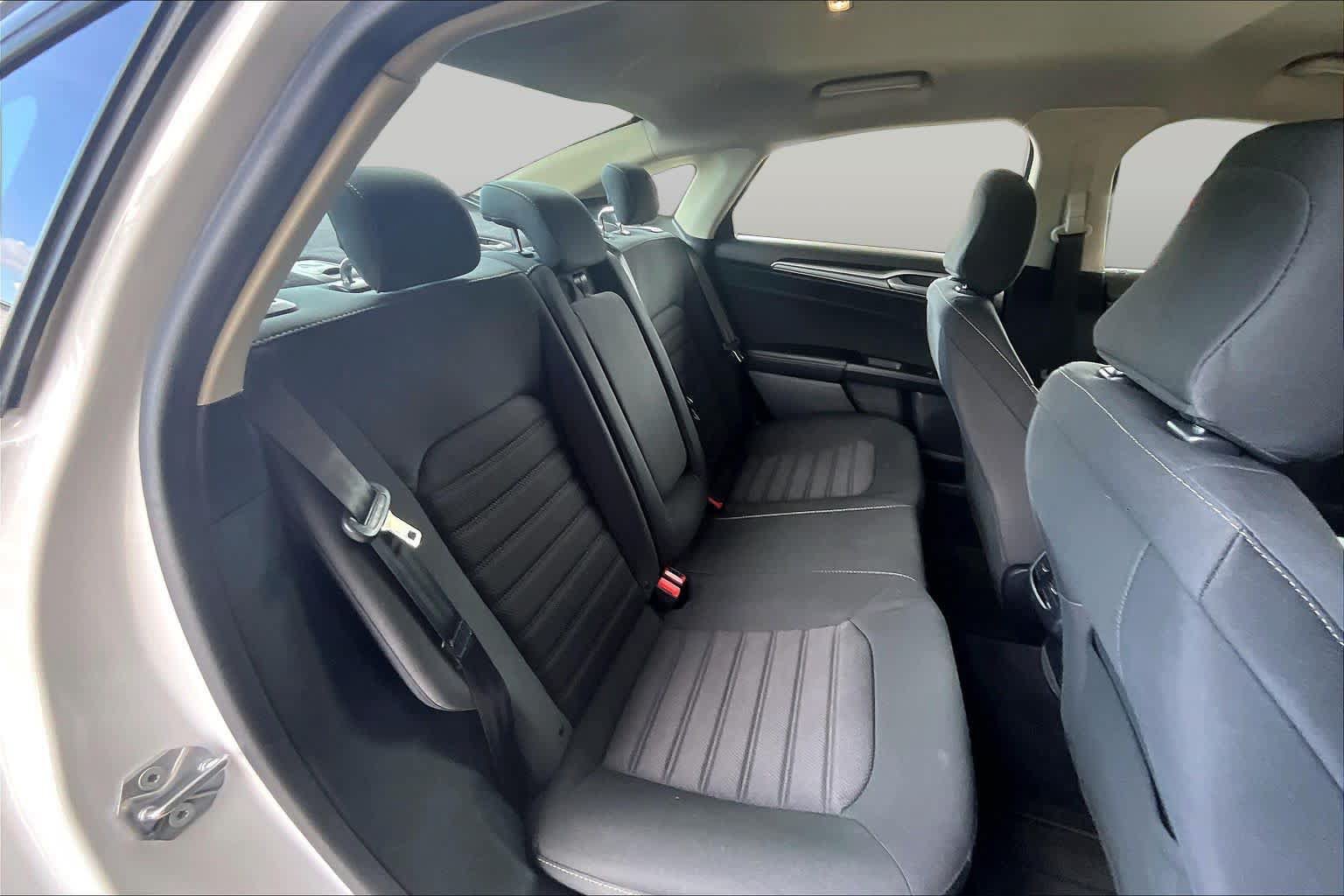 Used 2020 Ford Fusion SE FWD image 19