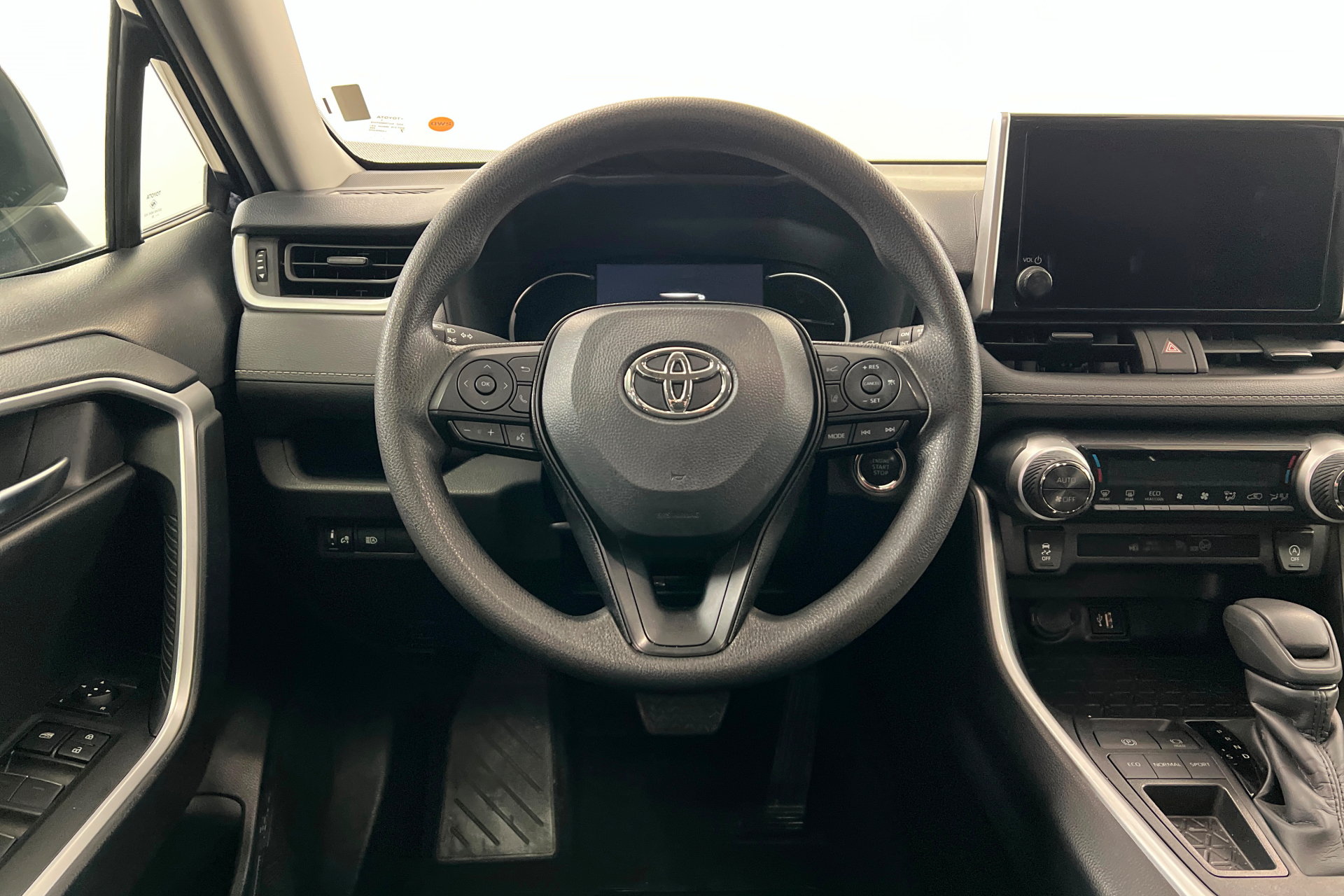 Used 2025 Toyota RAV4 XLE FWD image 13