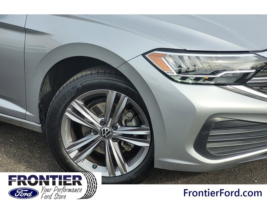 Used 2023 Volkswagen Jetta SE image 4