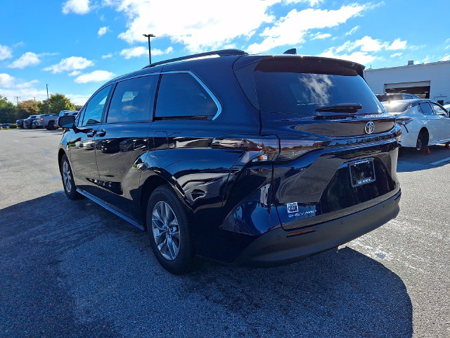 New 2026 Toyota Sienna XLE AWD/4WD image 3