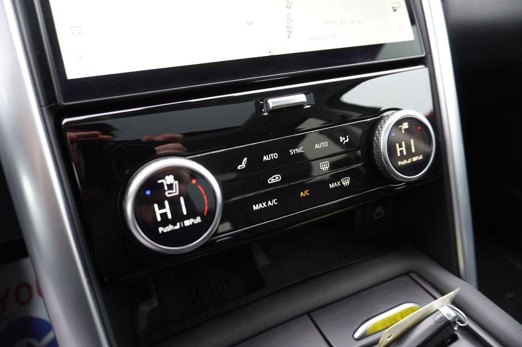 Used 2024 Land Rover Discovery S image 17