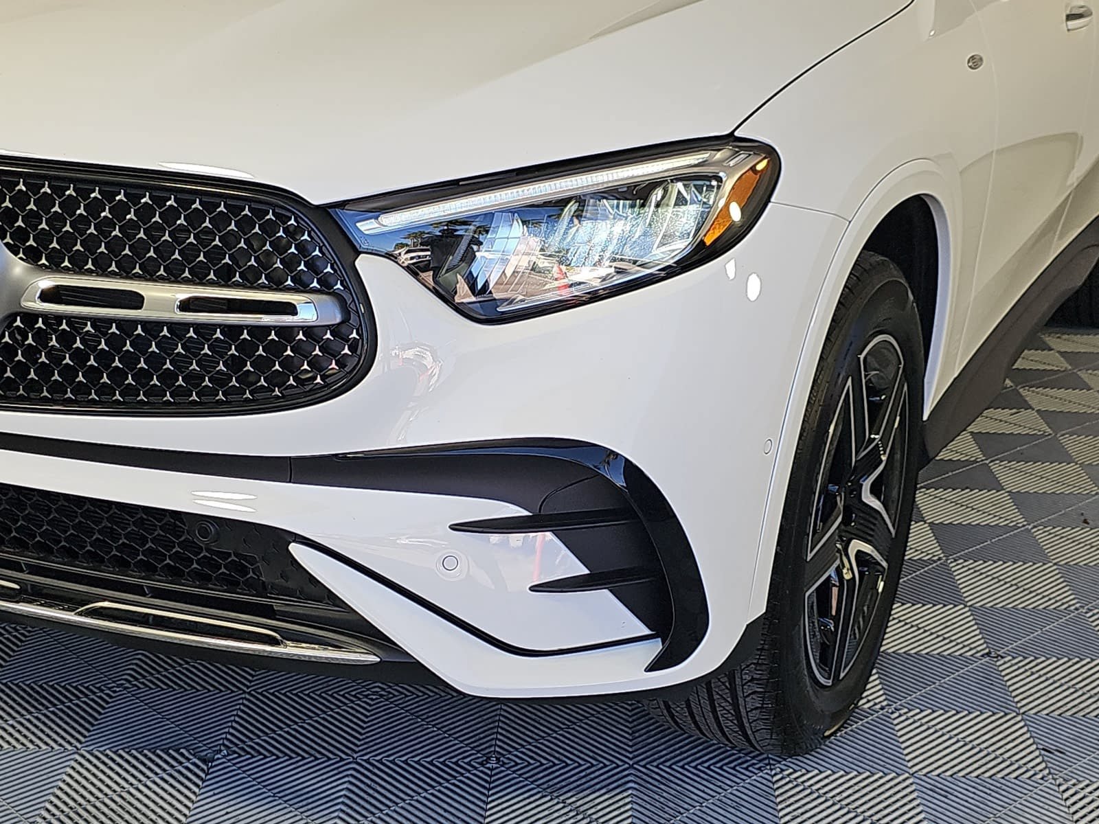 Used 2025 Mercedes-Benz GLC 350e 4MATIC w/ AMG Line image 30