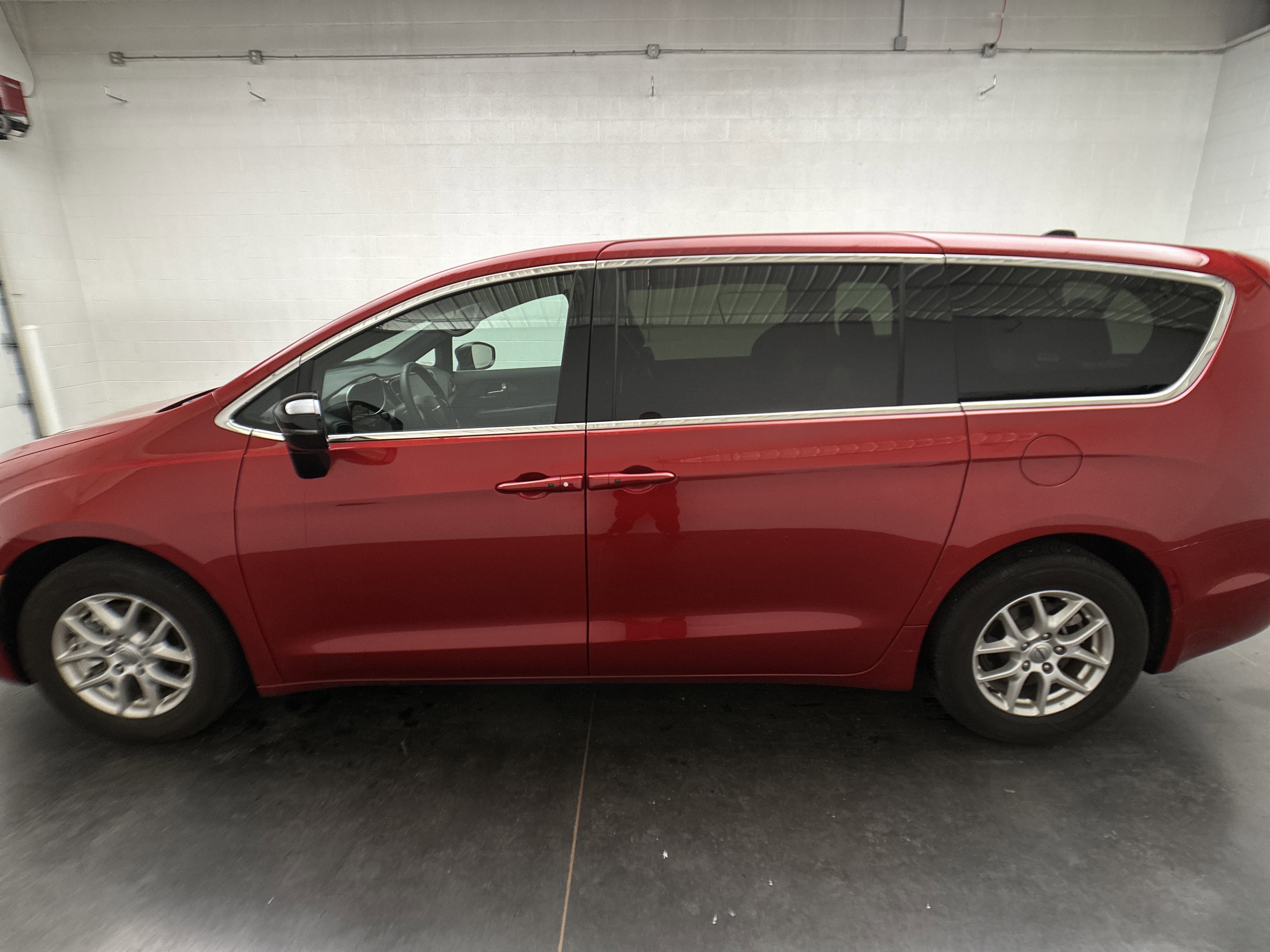 Used 2025 Chrysler Pacifica Select FWD image 6