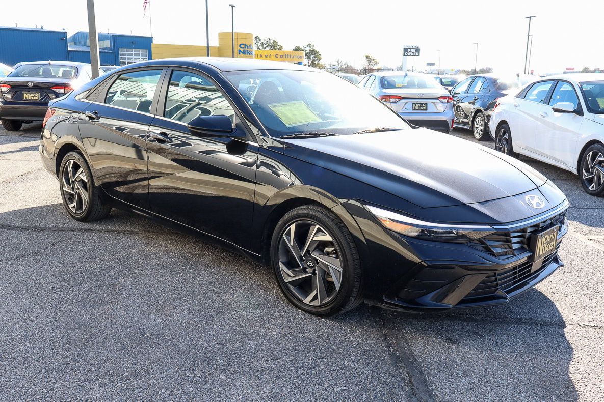 Used 2025 Hyundai Elantra SEL FWD image 3