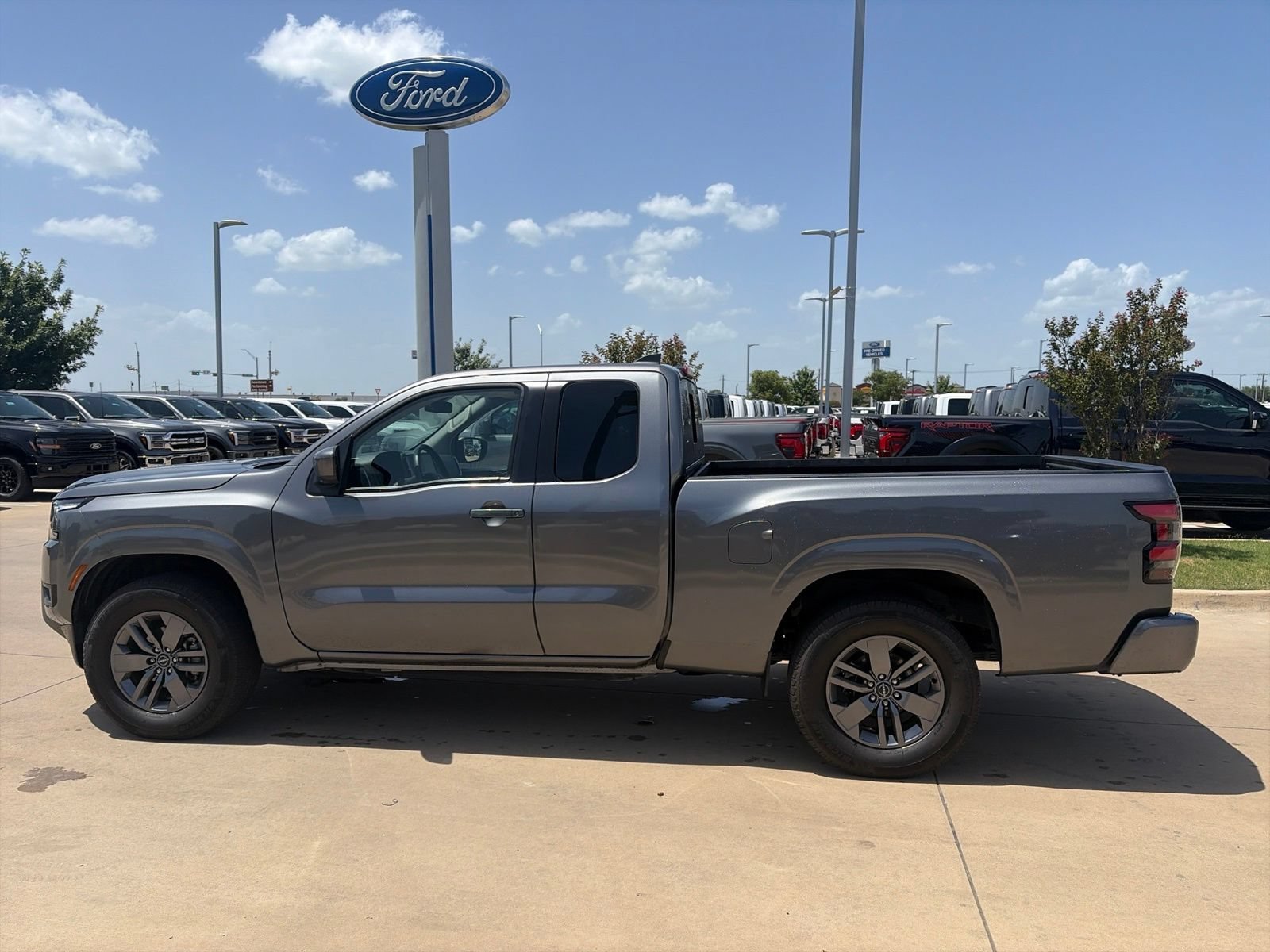 Used 2025 Nissan Frontier SV RWD image 4