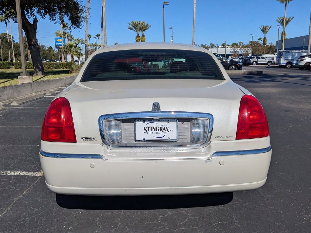 Used 2005 Lincoln Town Car Signature Limited image 5