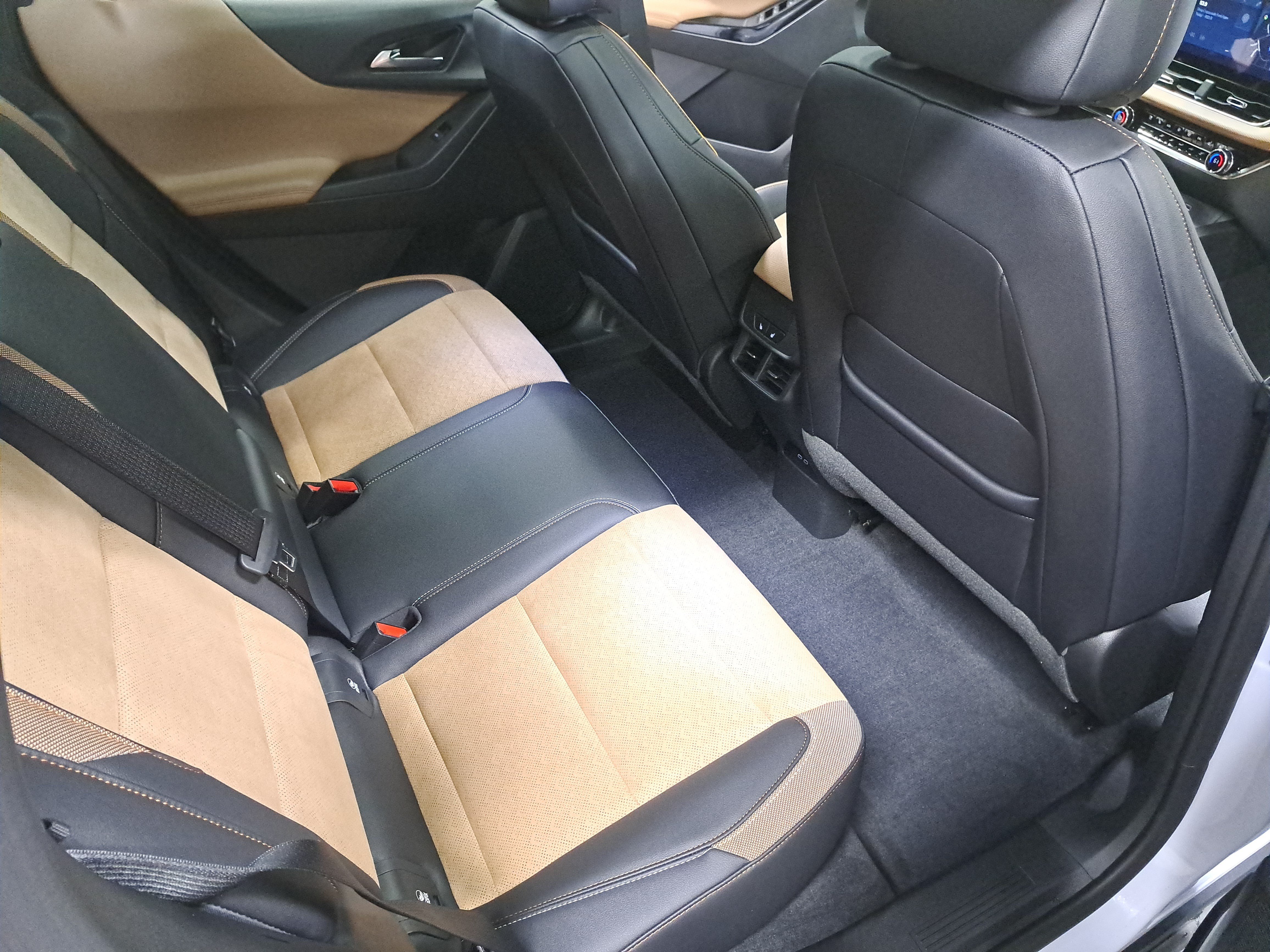Used 2026 Chevrolet Equinox ACTIV w/ Convenience Package III FWD image 11