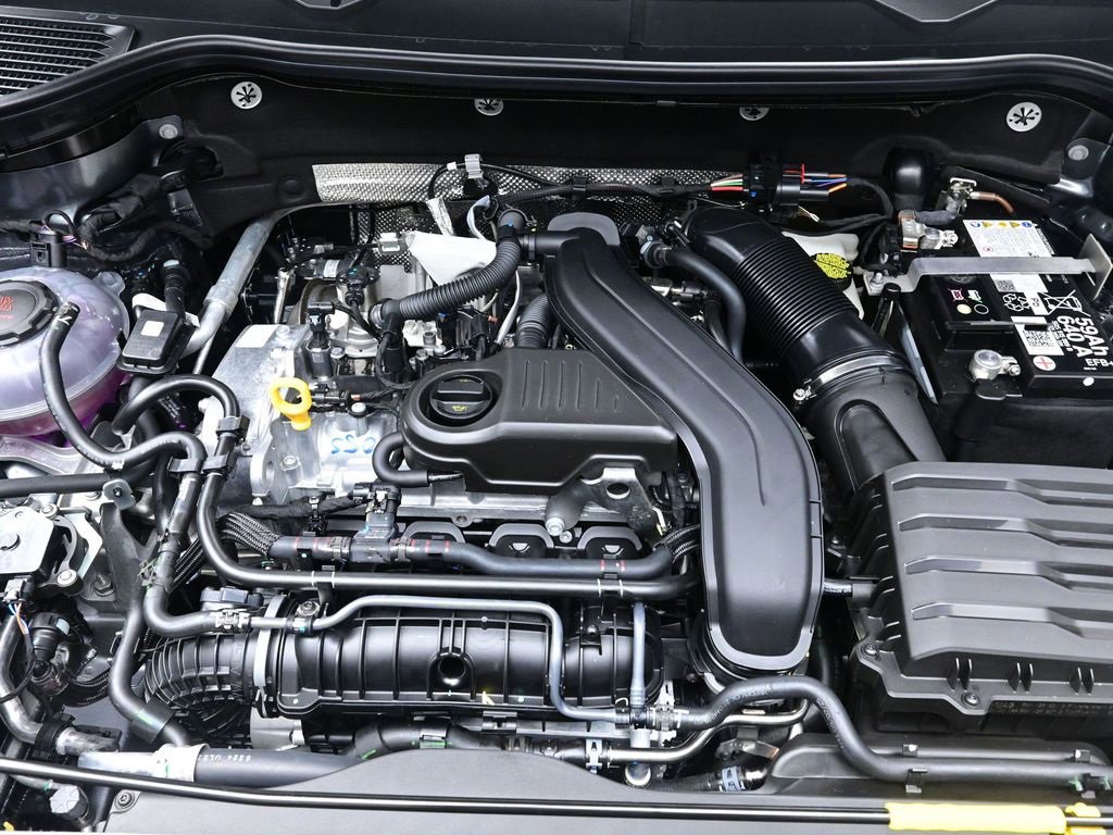 New 2025 Volkswagen Taos SE image 32