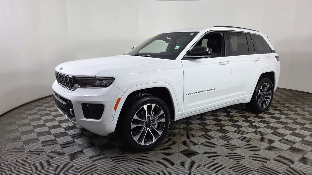 Used 2023 Jeep Grand Cherokee Overland w/ Luxury Tech Group IV AWD/4WD image 3