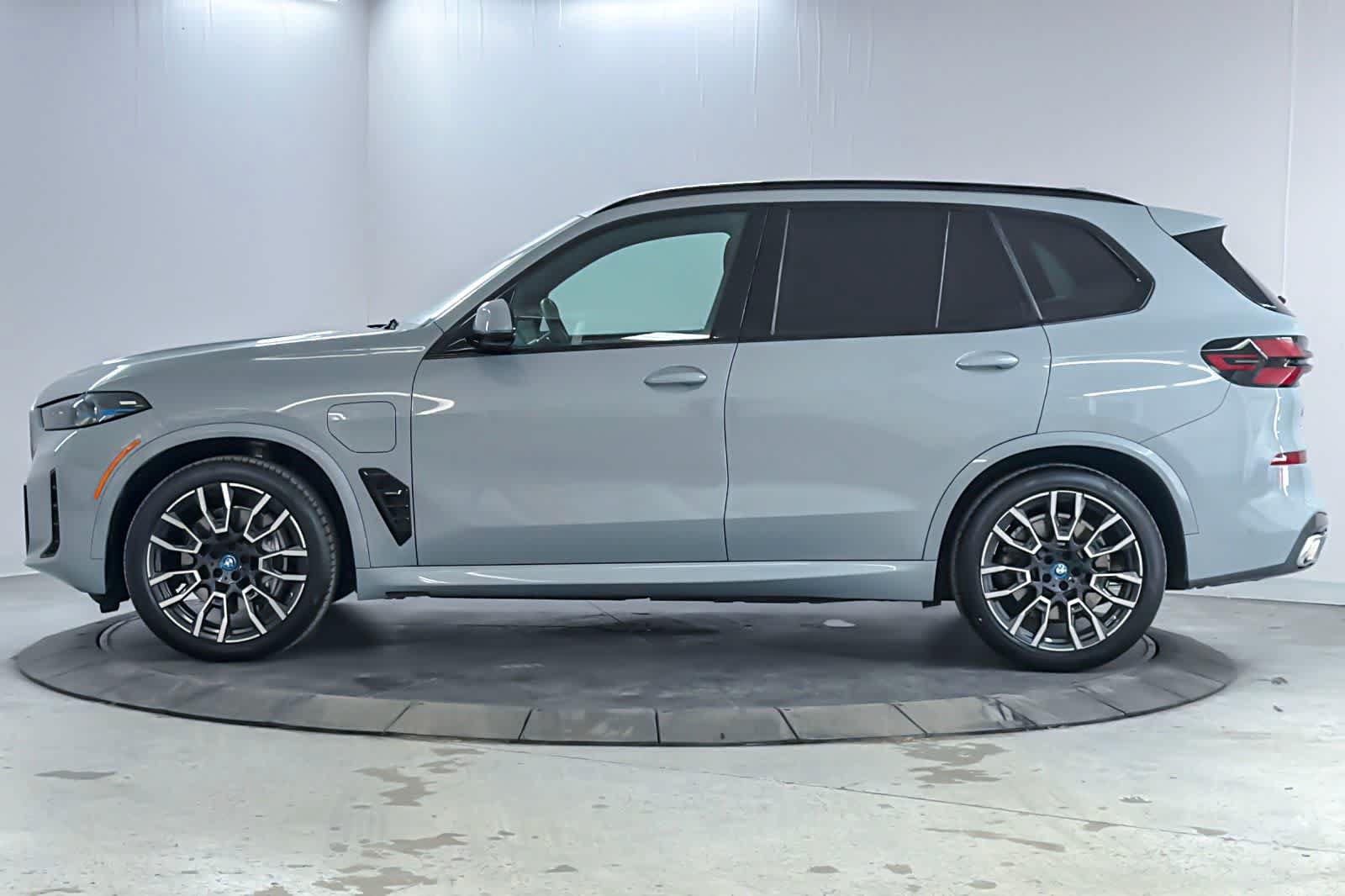 Used 2024 BMW X5 xDrive50e w/ Executive Package AWD/4WD image 5