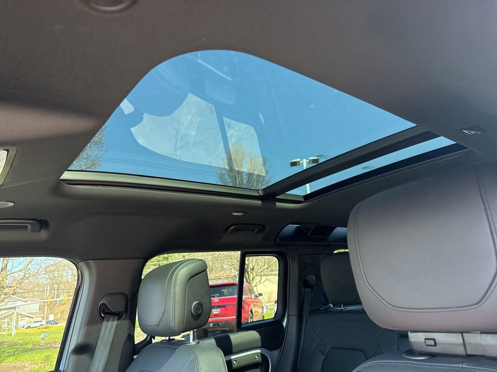 Used 2024 Land Rover Defender 110 SE image 14