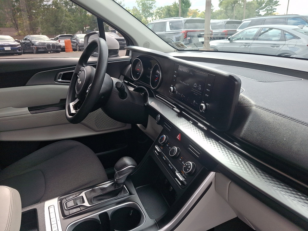 Used 2022 Kia Carnival LX FWD image 14