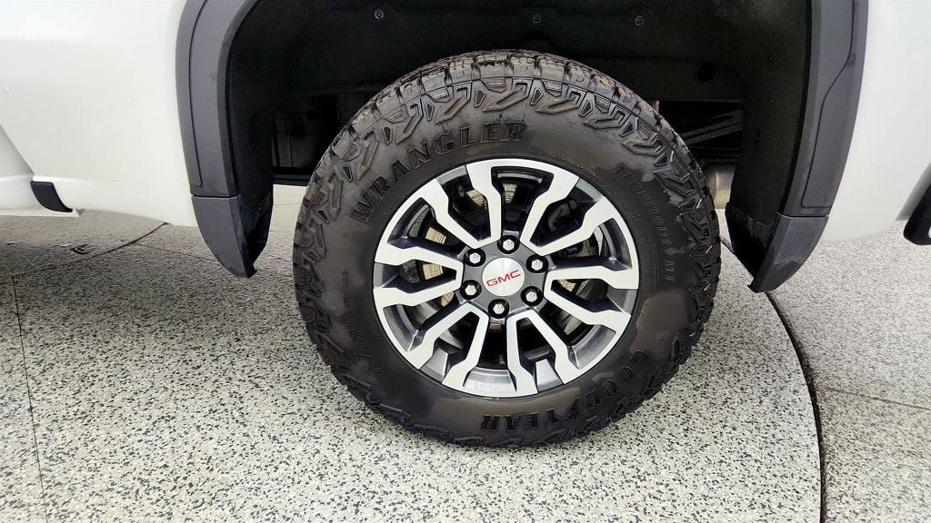 Used 2023 GMC Sierra 1500 AT4 w/ Technology Package AWD/4WD image 9