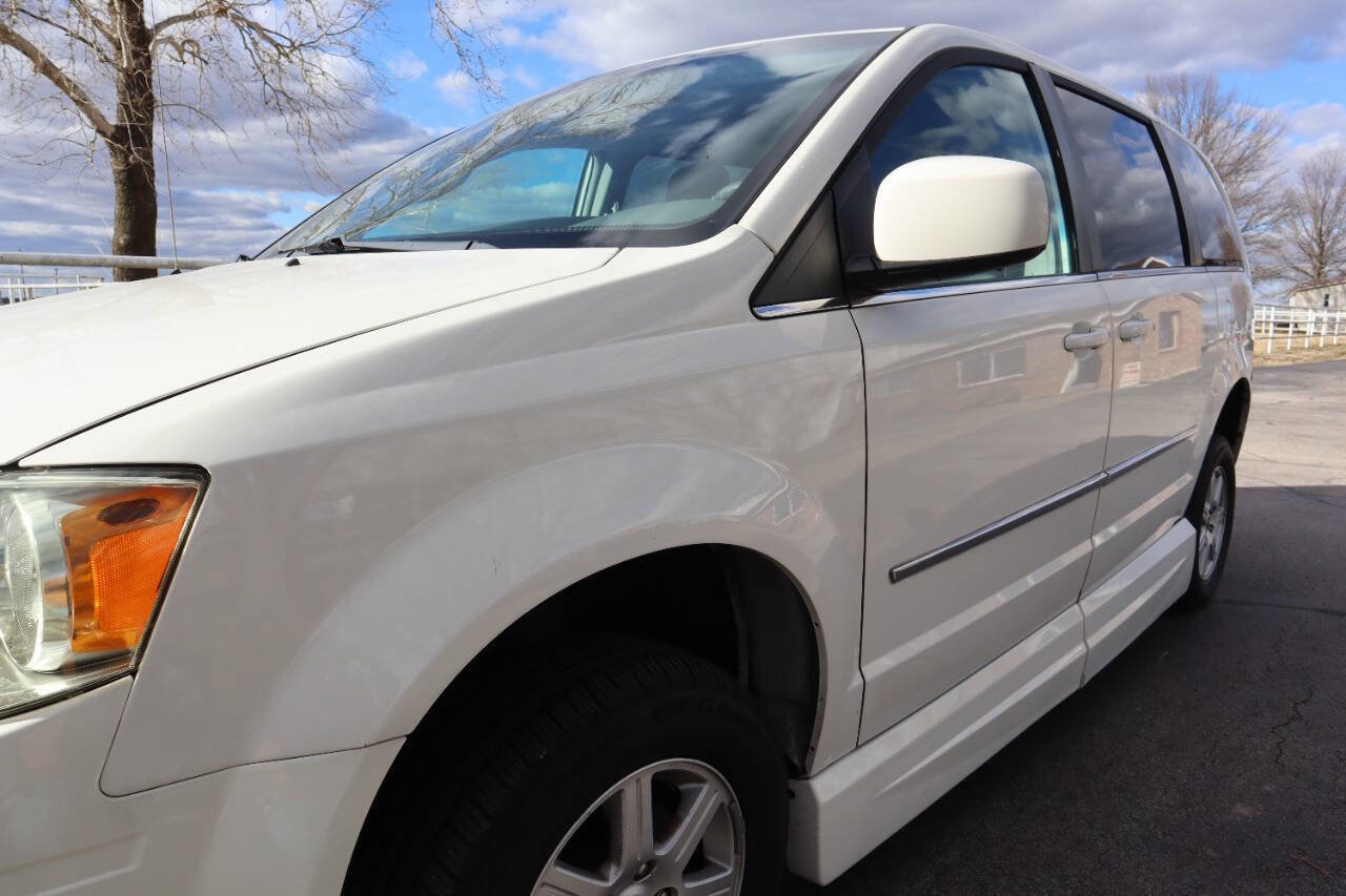 Used 2010 Chrysler Town & Country Touring image 16