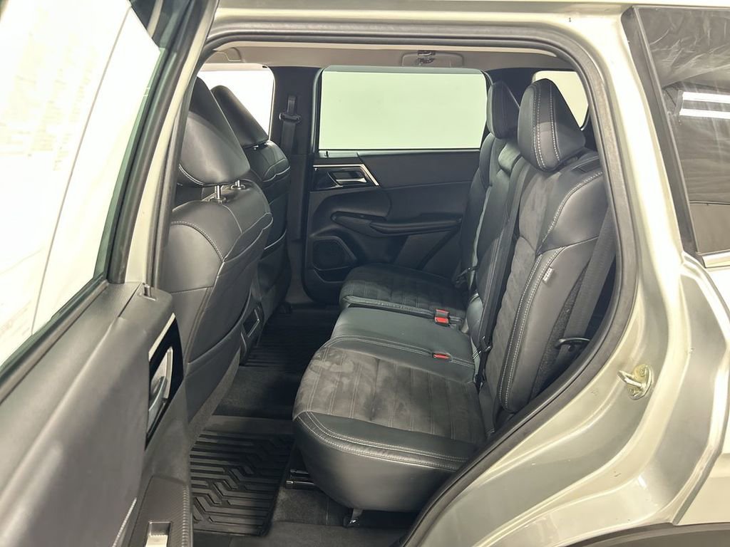 Used 2023 Mitsubishi Outlander SE AWD/4WD image 20