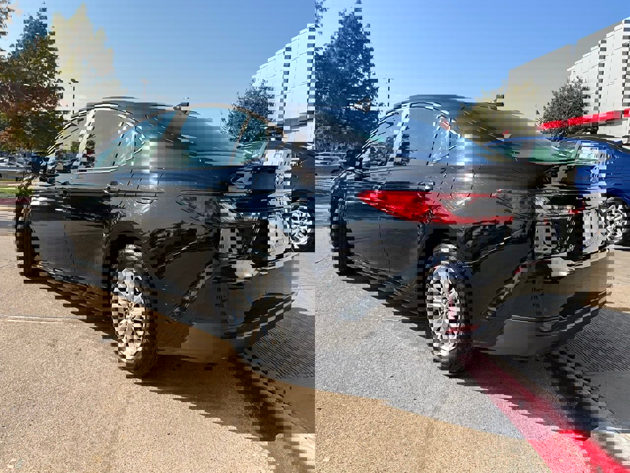 Used 2025 Toyota Camry LE image 8