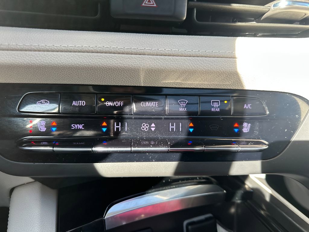 Used 2022 Buick Envision Avenir w/ Technology Package II image 12