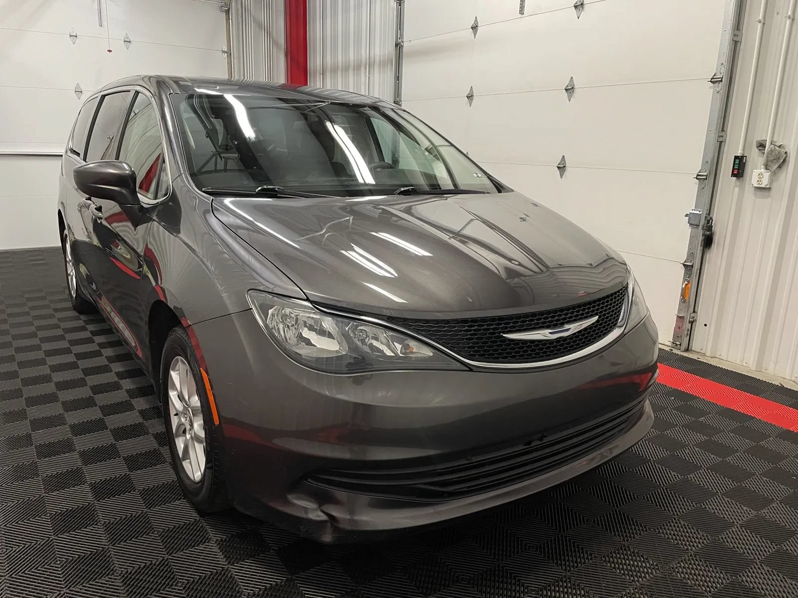 Used 2018 Chrysler Pacifica LX FWD image 6