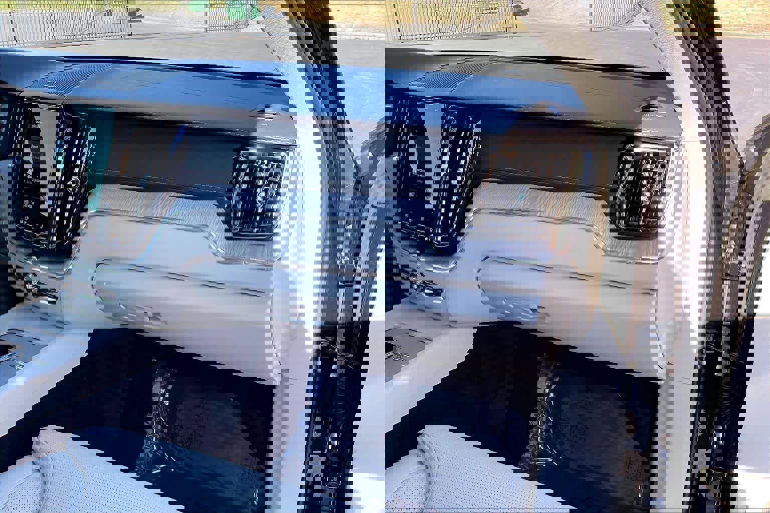 Used 2023 Volvo XC60 T8 Ultimate w/ Climate Package image 19