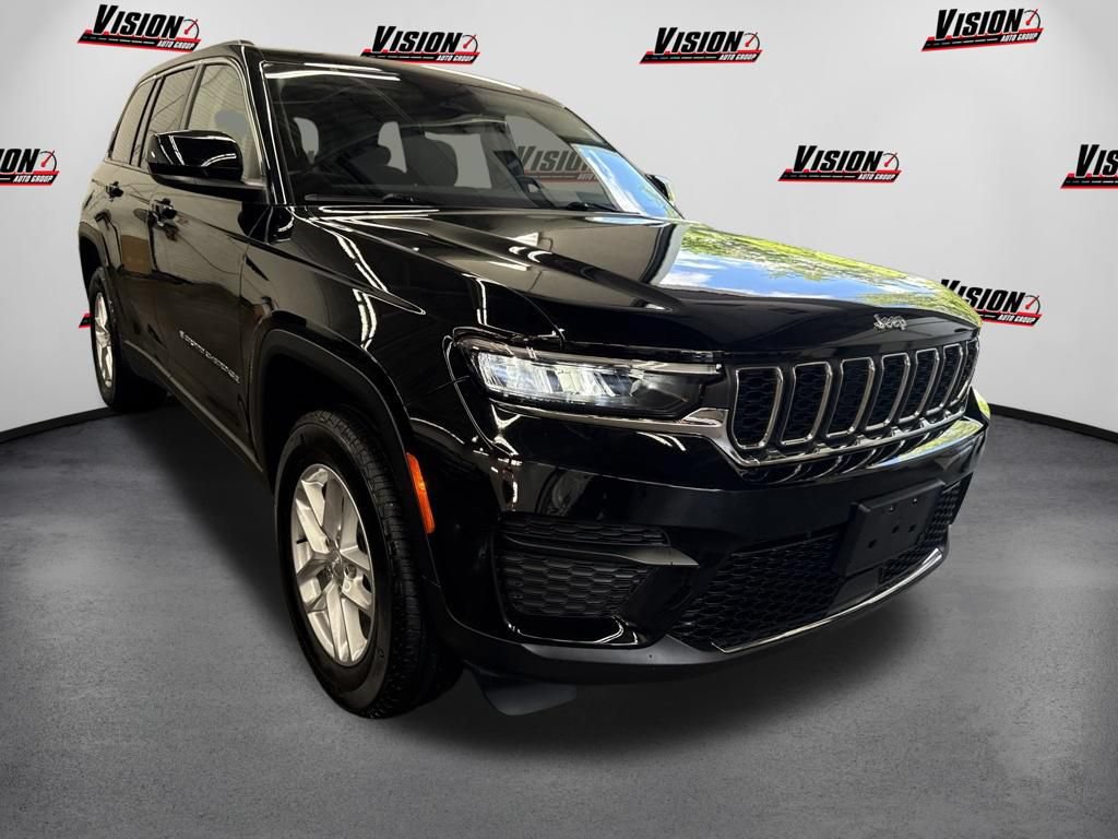 Used 2023 Jeep Grand Cherokee Laredo AWD/4WD image 3