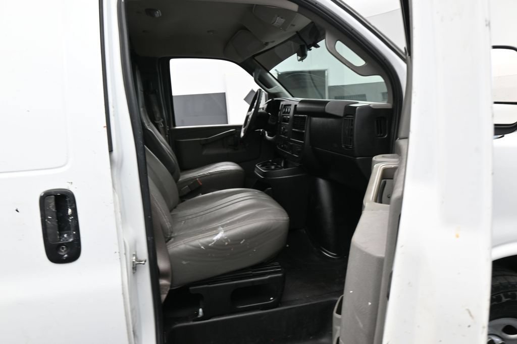 Used 2018 Chevrolet Express 2500 RWD image 25