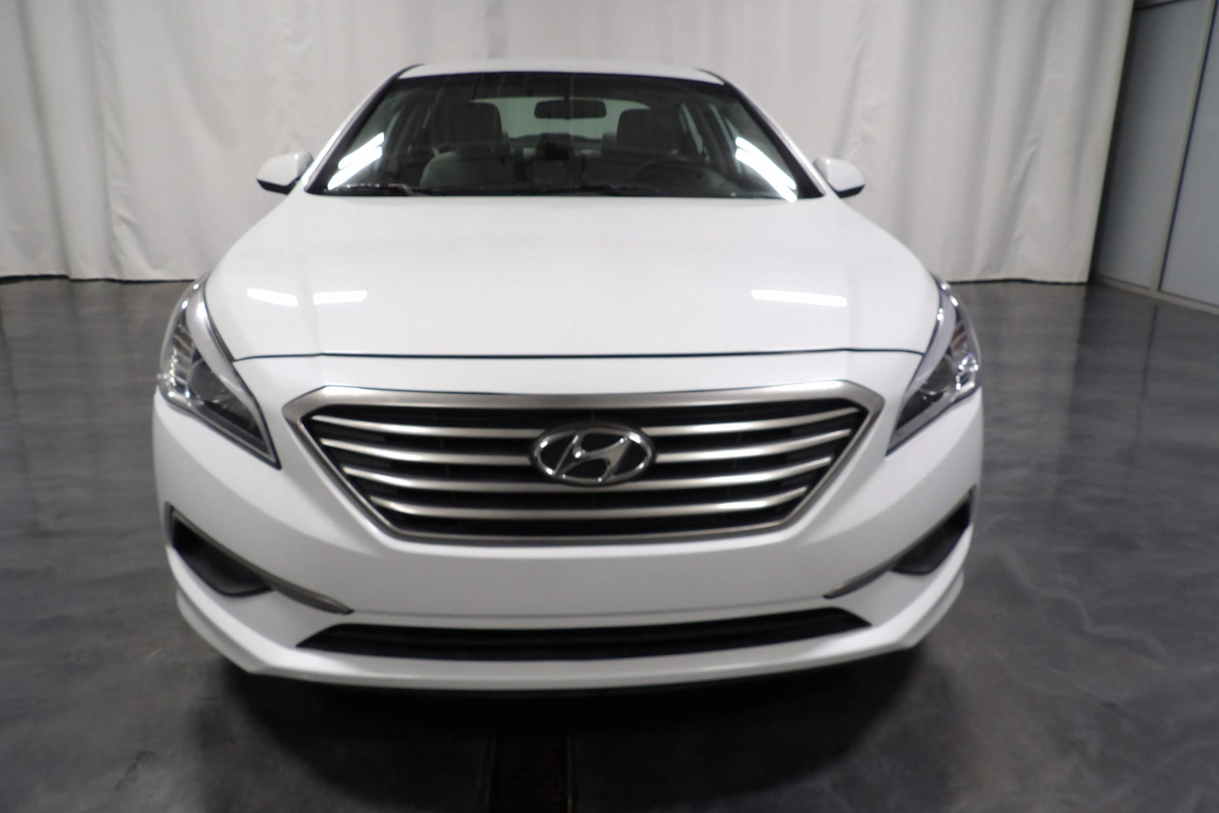 Used 2017 Hyundai Sonata SE image 2