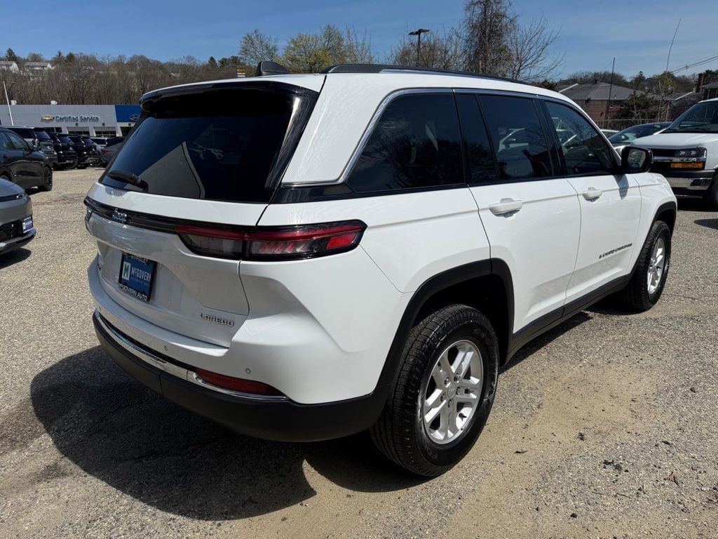 Used 2023 Jeep Grand Cherokee Laredo AWD/4WD image 7