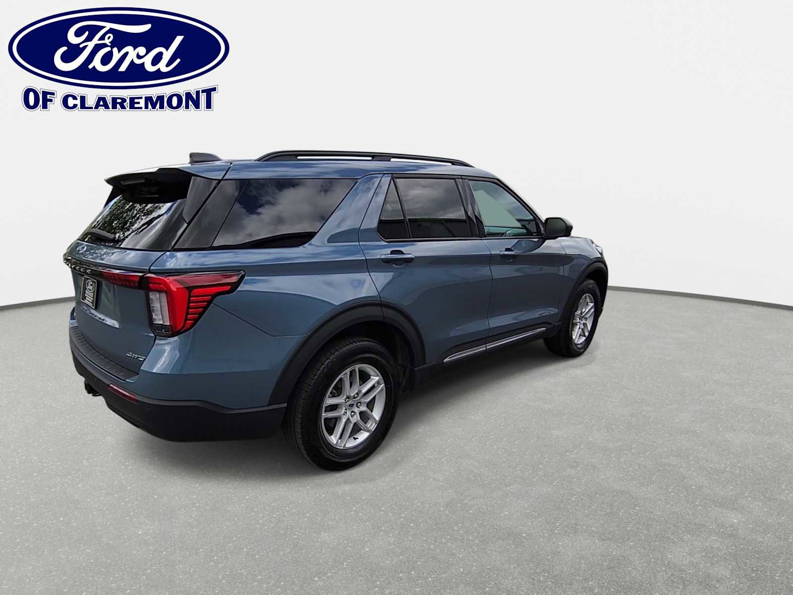 Used 2025 Ford Explorer Active AWD/4WD image 8