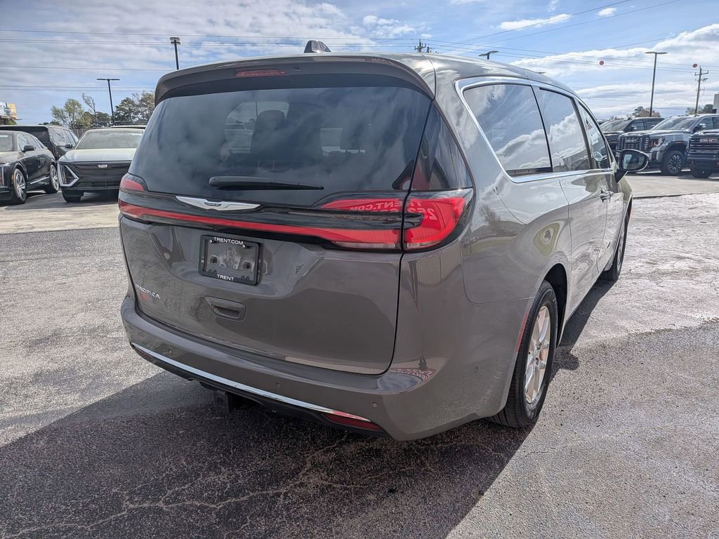 Used 2025 Chrysler Pacifica Select image 5