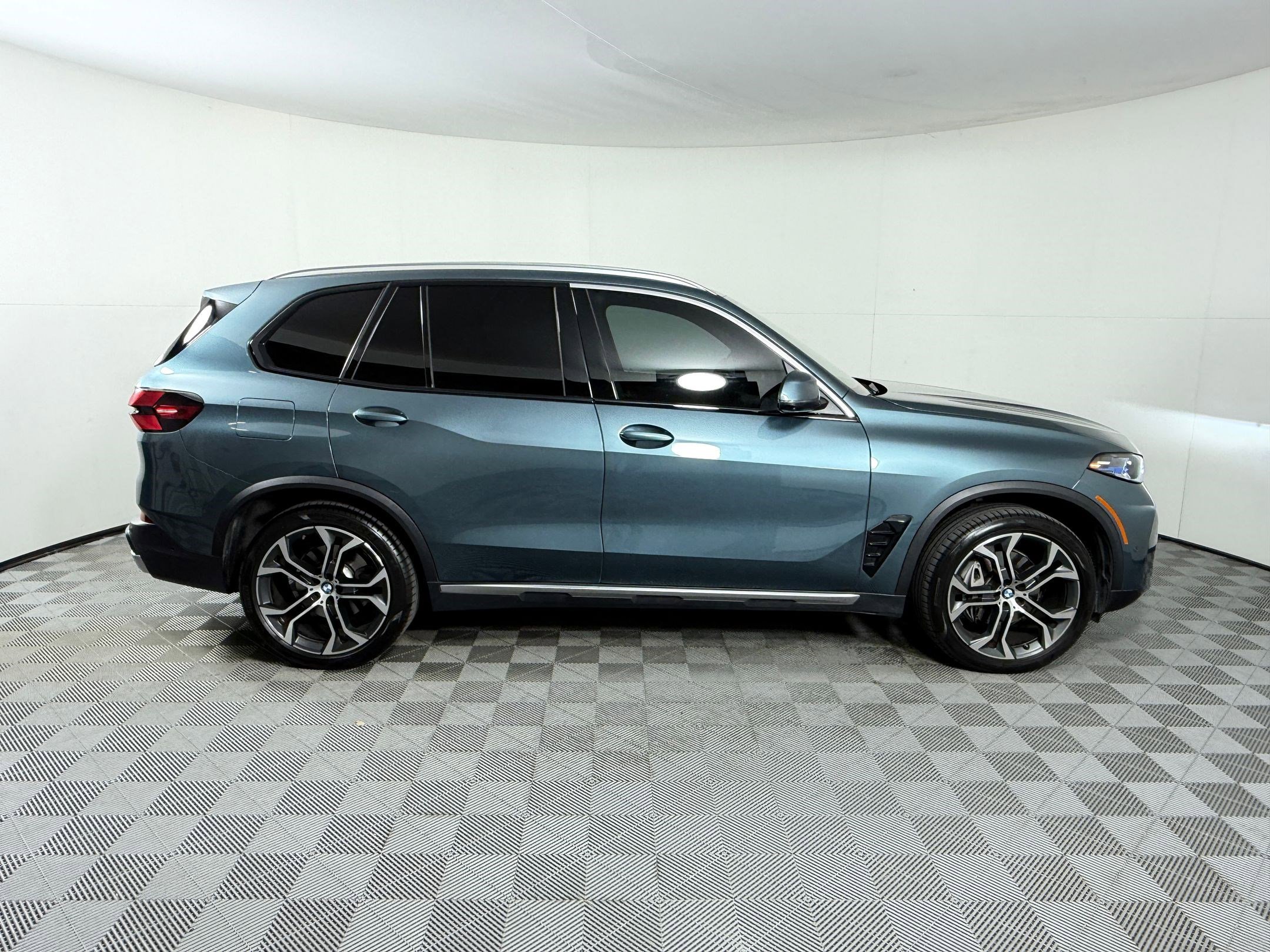 Used 2024 BMW X5 sDrive40i w/ Premium Package RWD image 8