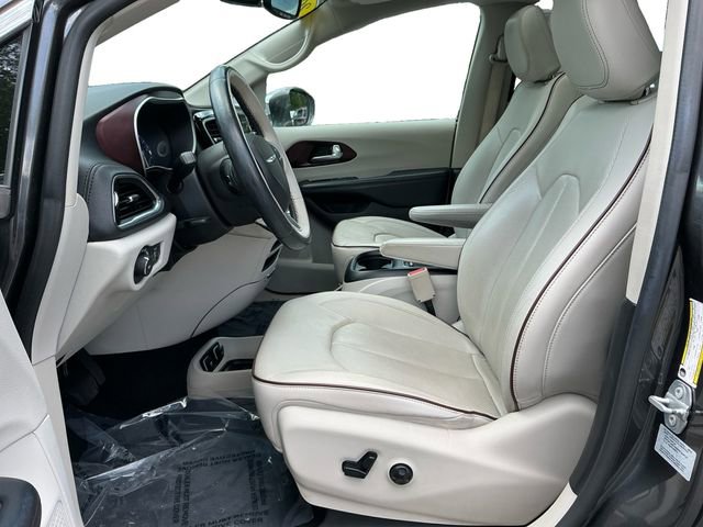 Used 2017 Chrysler Pacifica Limited FWD image 10