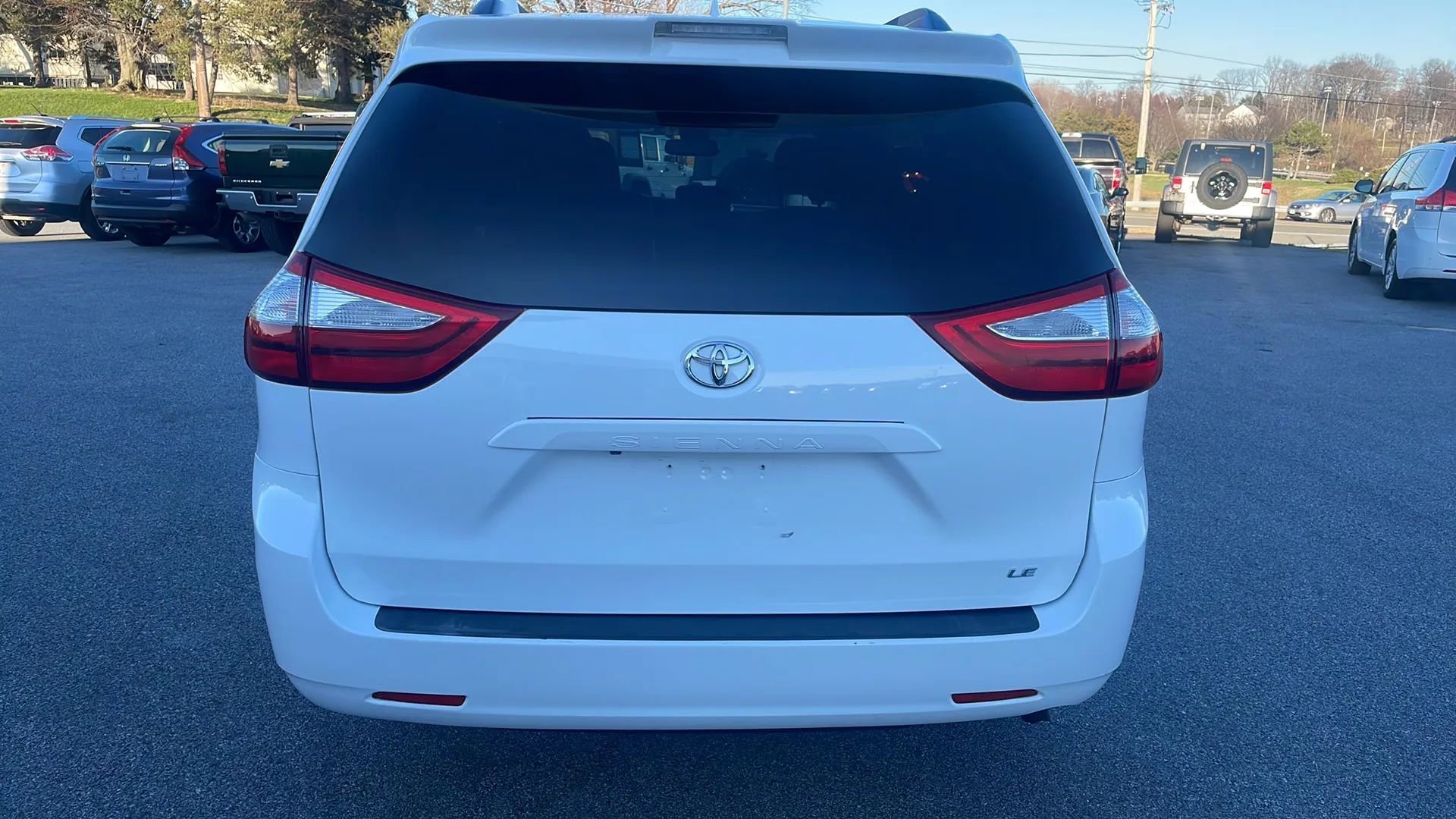 Used 2018 Toyota Sienna LE image 2