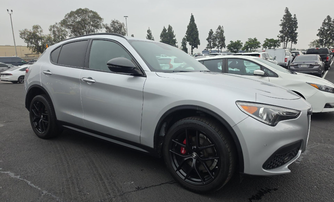 Used 2019 Alfa Romeo Stelvio Ti Sport w/ Quick Order Package 22S Sport AWD/4WD image 3