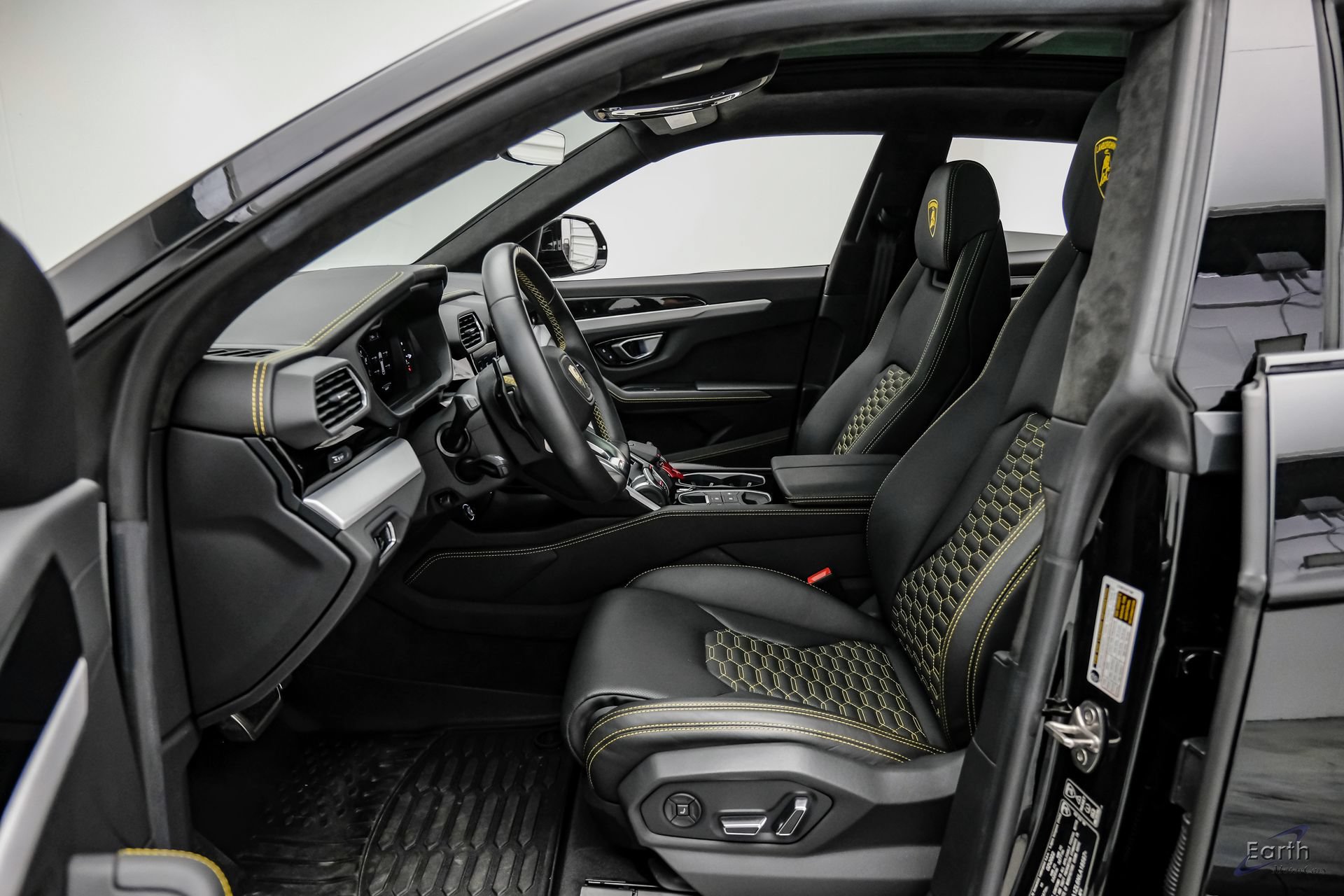 Used 2022 Lamborghini Urus AWD/4WD image 36