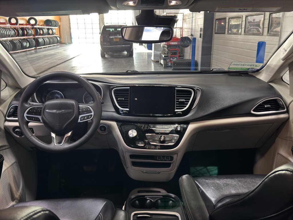 Used 2024 Chrysler Pacifica Touring-L image 13