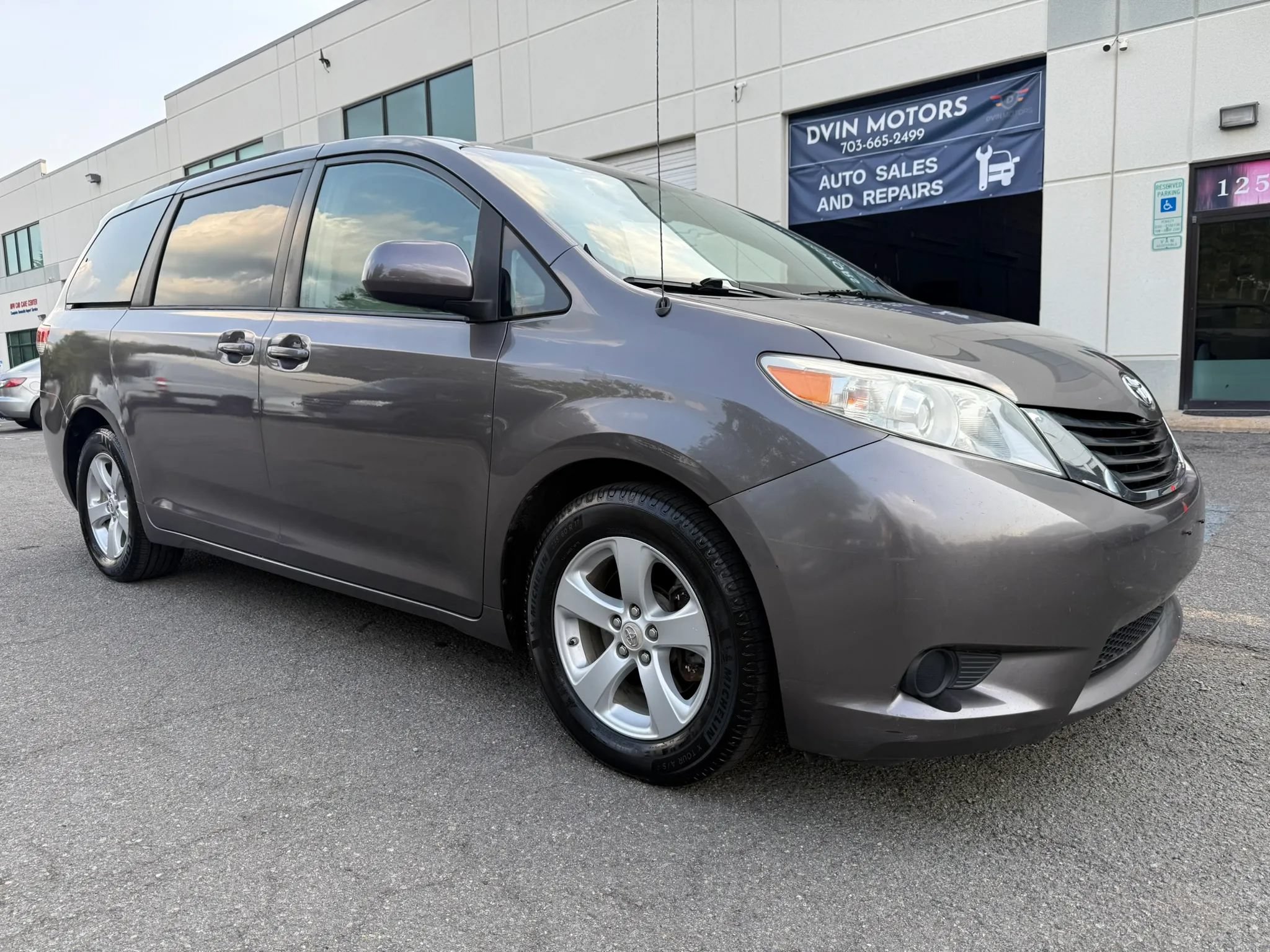 Used 2012 Toyota Sienna LE FWD image 2