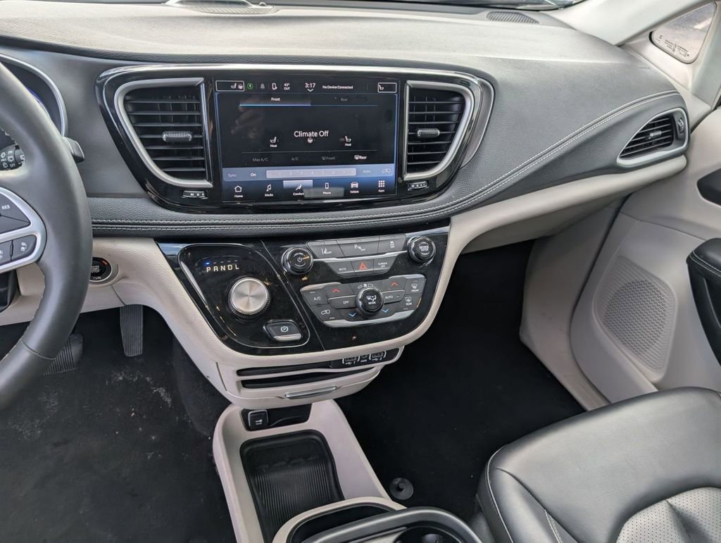 Used 2023 Chrysler Pacifica Touring-L image 31