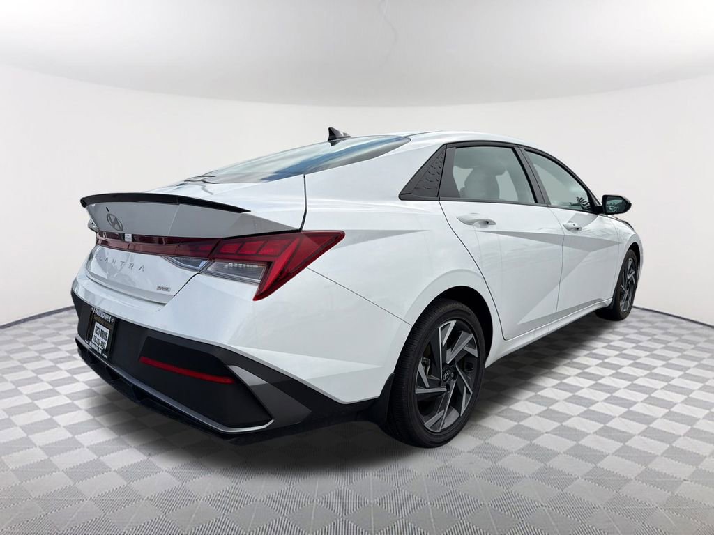 Used 2025 Hyundai Elantra SEL image 5