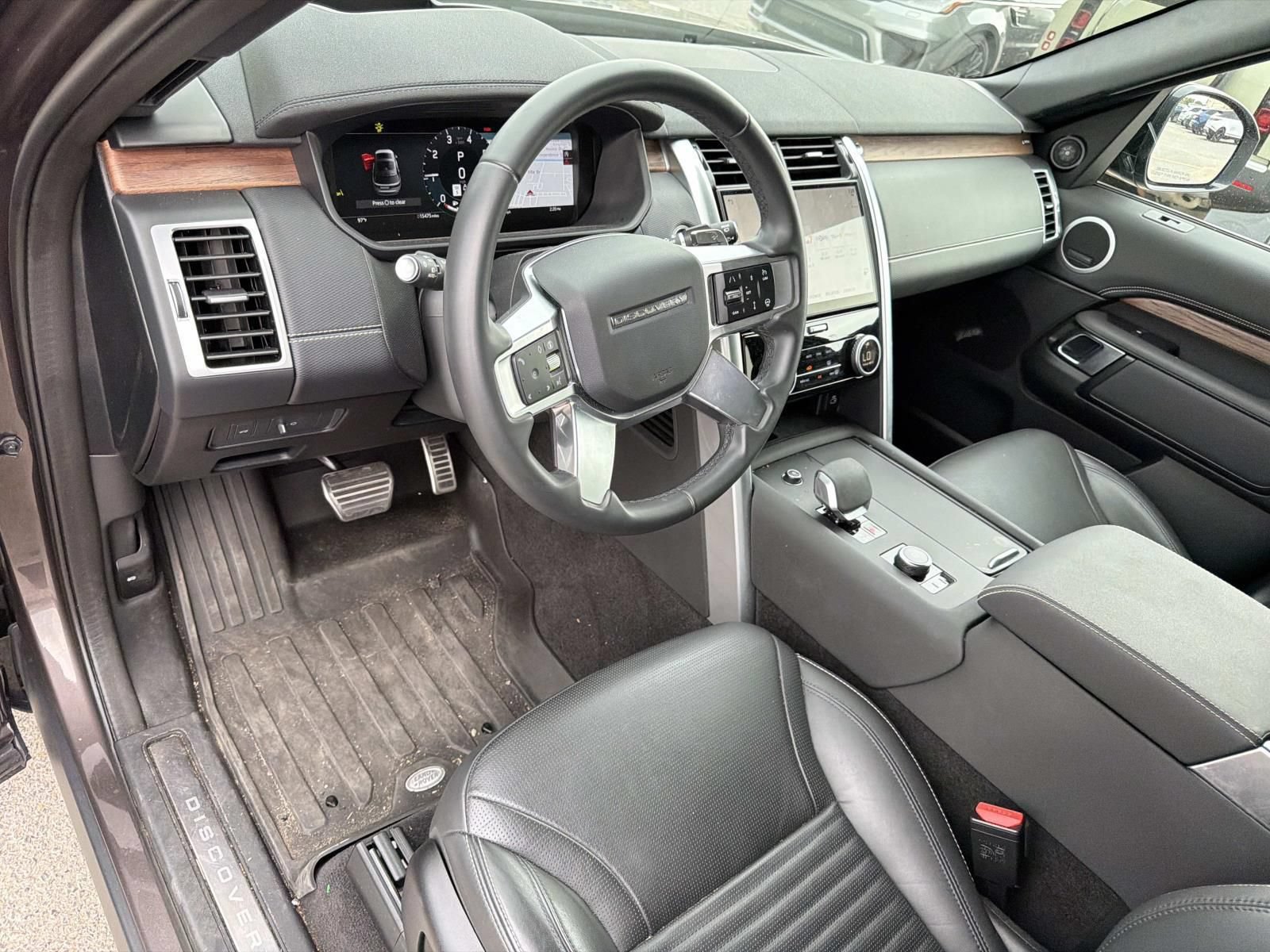 Used 2025 Land Rover Discovery Dynamic SE AWD/4WD image 18