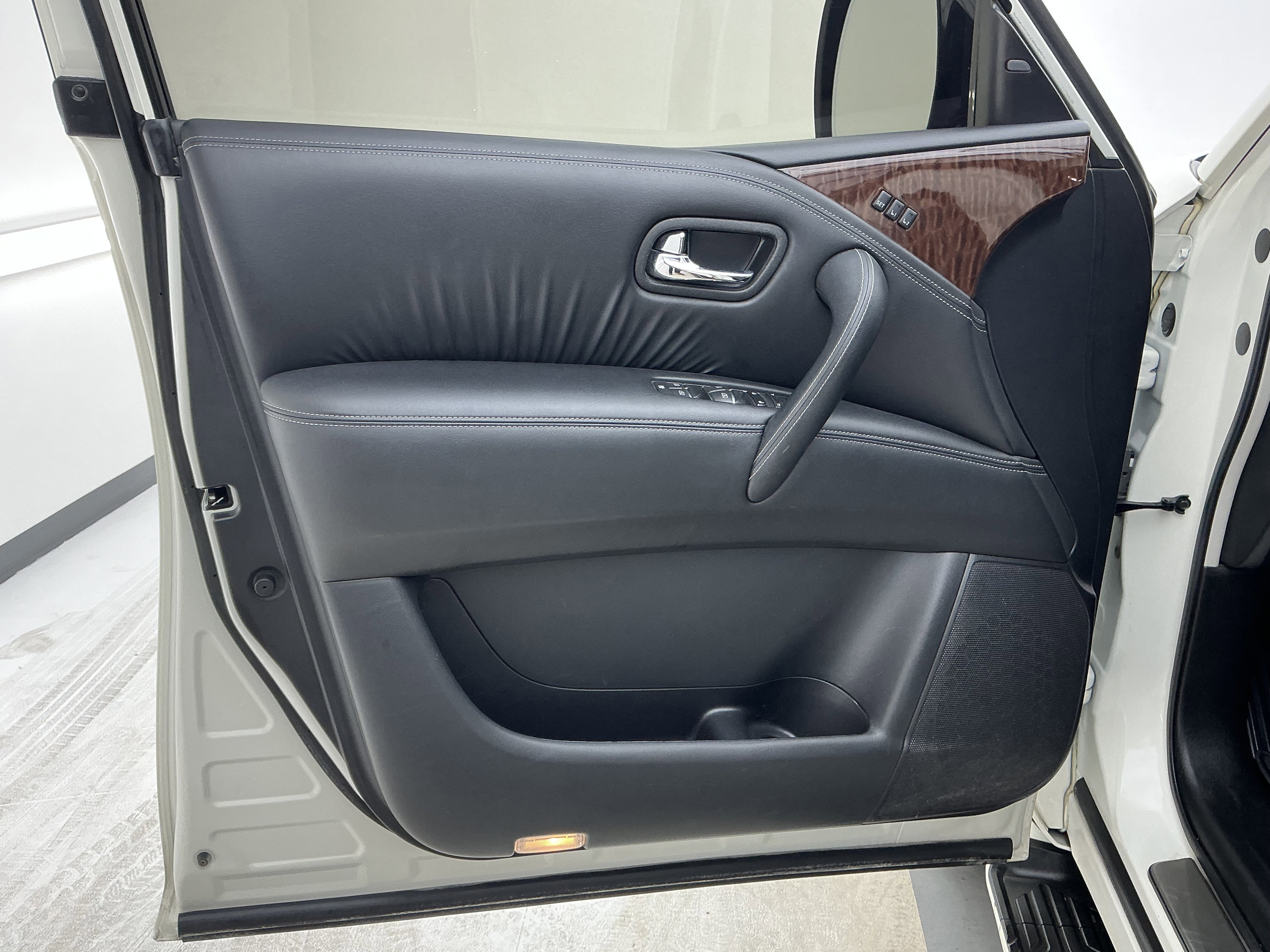 Used 2019 Nissan Armada Platinum w/ Interior Lighting Package image 15