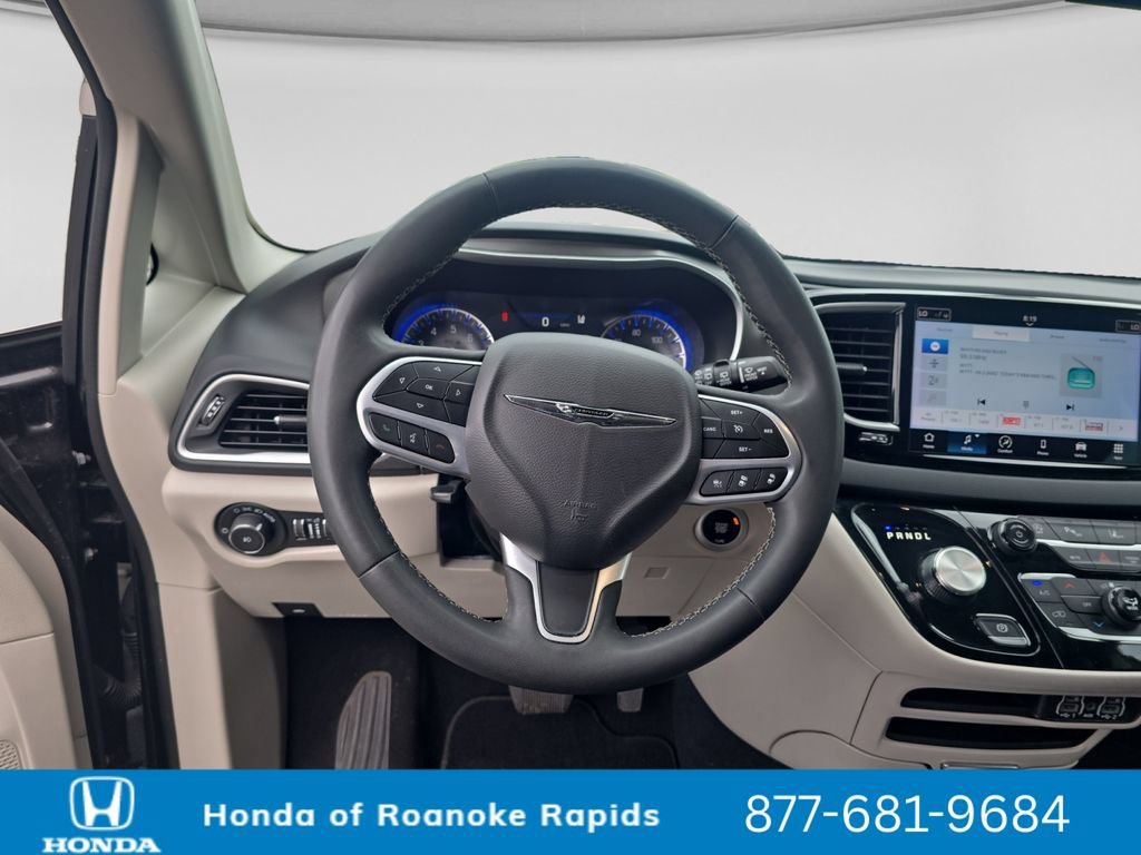 Used 2023 Chrysler Pacifica Touring-L FWD image 13