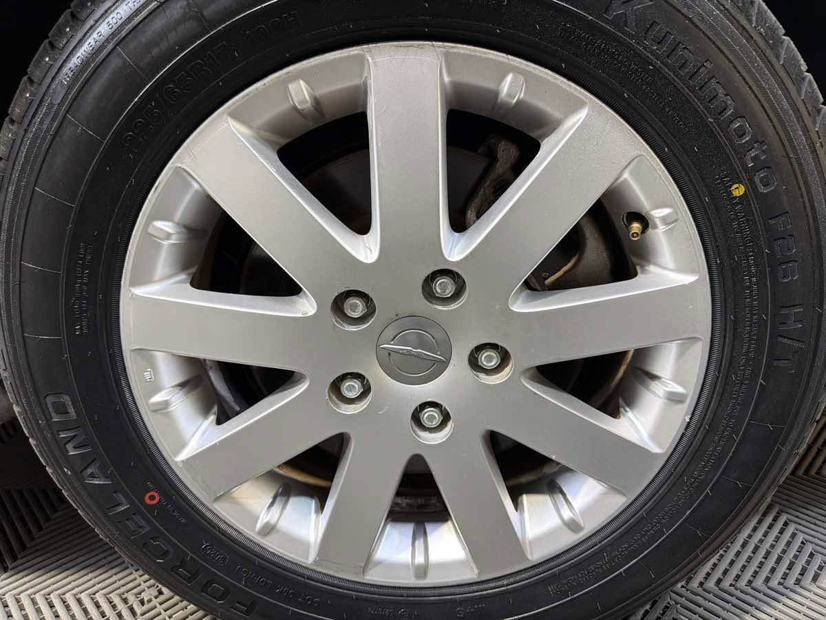 Used 2014 Chrysler Town & Country Touring FWD image 32