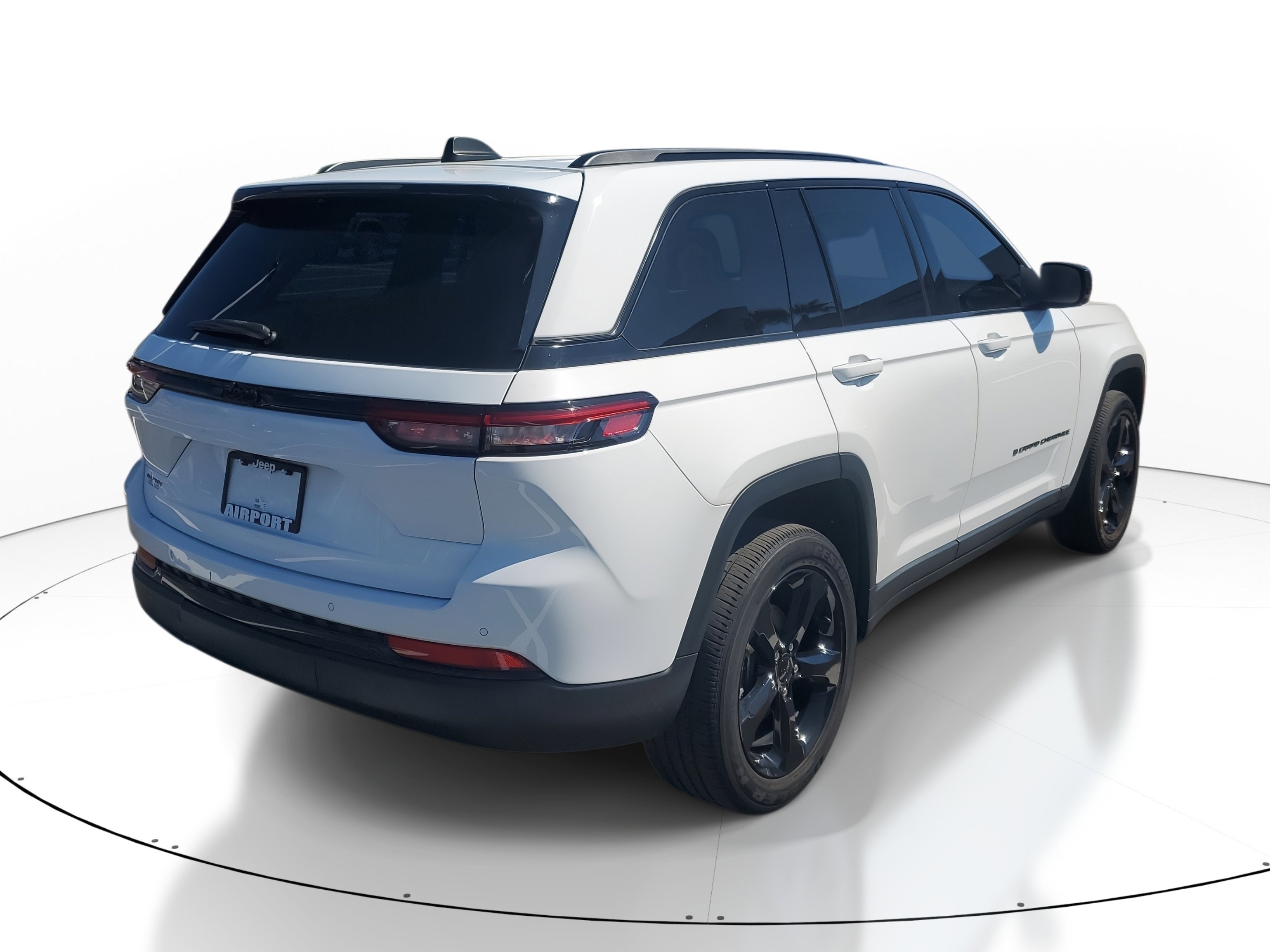 Used 2023 Jeep Grand Cherokee Altitude image 4