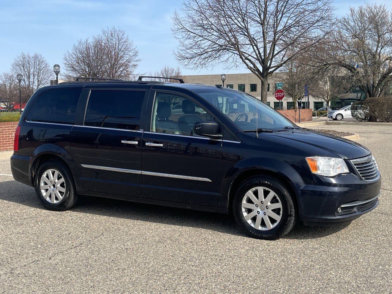 Used 2011 Chrysler Town & Country Touring-L w/ Entertainment Group #2 FWD image 4