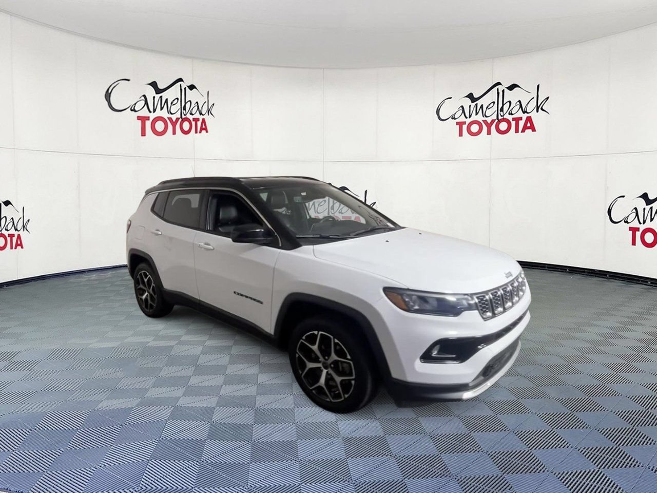 Used 2025 Jeep Compass Limited AWD/4WD image 2