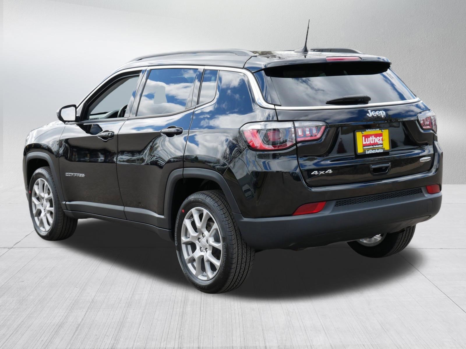 Used 2022 Jeep Compass Latitude w/ Sun and Sound Group AWD/4WD image 5