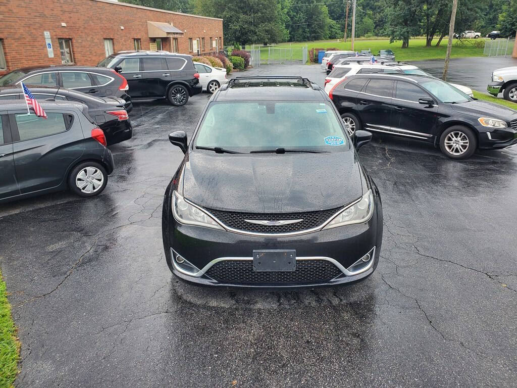 Used 2017 Chrysler Pacifica Touring-L FWD image 2
